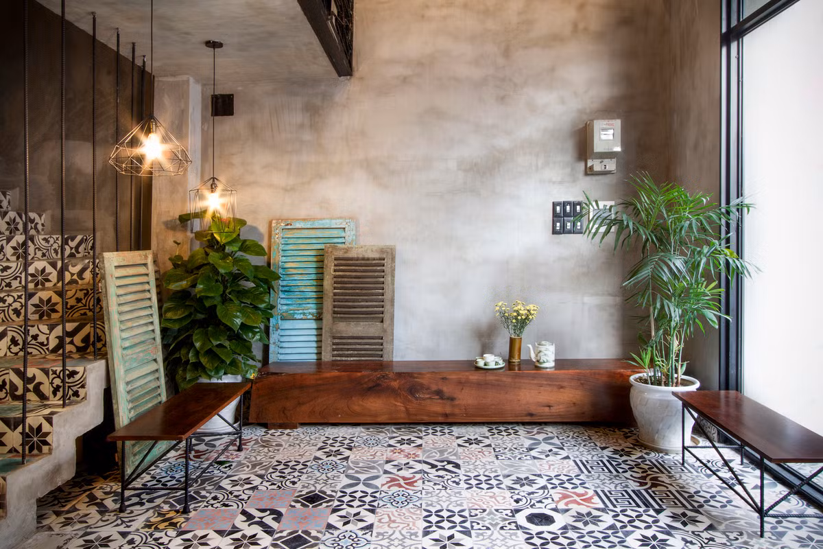 Vật liệu tái chế và thô được ưu tiên sử dụng tạo nên bầu không khí nguyên sơ nhưng trẻ trung, phóng khoáng nhưng thanh lịch và thân thiện. Ảnh: Ngô Duy