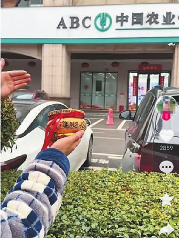 Do xo dao “dat ngan hang” ban 3 trieu dong mot tui-Hinh-2