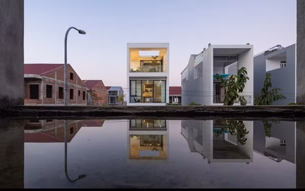 Được xây dựng trên khu đất 5x21m2 tại Huế, H.A House là tổ ấm nhỏ của gia đình 4 thành viên. Khí hậu đặc trưng tại đây là nắng nóng, mưa, độ ẩm không khí thấp. Ảnh: Triệu Chiến