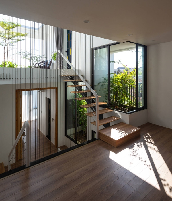 Tường ngăn cứng nhắc được thay thế bằng những vách ngăn mềm, thoáng đãng và hệ thống cầu thang xương cá tinh tế. Ảnh: Triệu Chiến