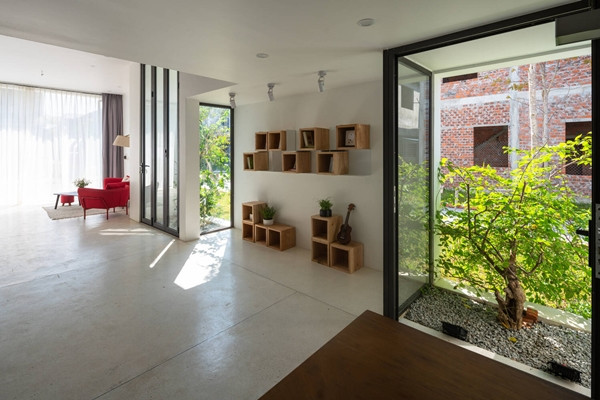 Với H.A House, kiến trúc sư phác thảo sơ lược ý tưởng: một căn nhà ống cao tầng lồng ghép kiến trúc “nhà vườn” với khoảng xanh, ngập gió mát trong lành cho gia đình trẻ. Ảnh: Triệu Chiến