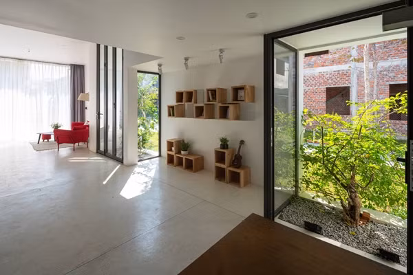 Với H.A House, kiến trúc sư phác thảo sơ lược ý tưởng: một căn nhà ống cao tầng lồng ghép kiến trúc “nhà vườn” với khoảng xanh, ngập gió mát trong lành cho gia đình trẻ. Ảnh: Triệu Chiến