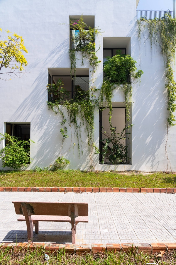 Tốc độ đô thị hóa tại Huế thúc đẩy nhanh việc xây dựng hàng loạt các khu đô thị mới khiến diện tích các công trình nhà ở bị thu hẹp dần. Nhiều ngôi nhà ống thay thế nhà vườn trước đây. Ảnh: Triệu Chiến