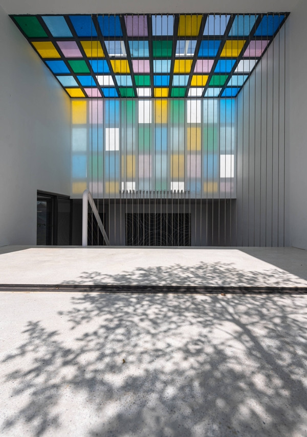 Mái giếng trời được chia thành những ô nhỏ đầy màu sắc. Ảnh: Triệu Chiến