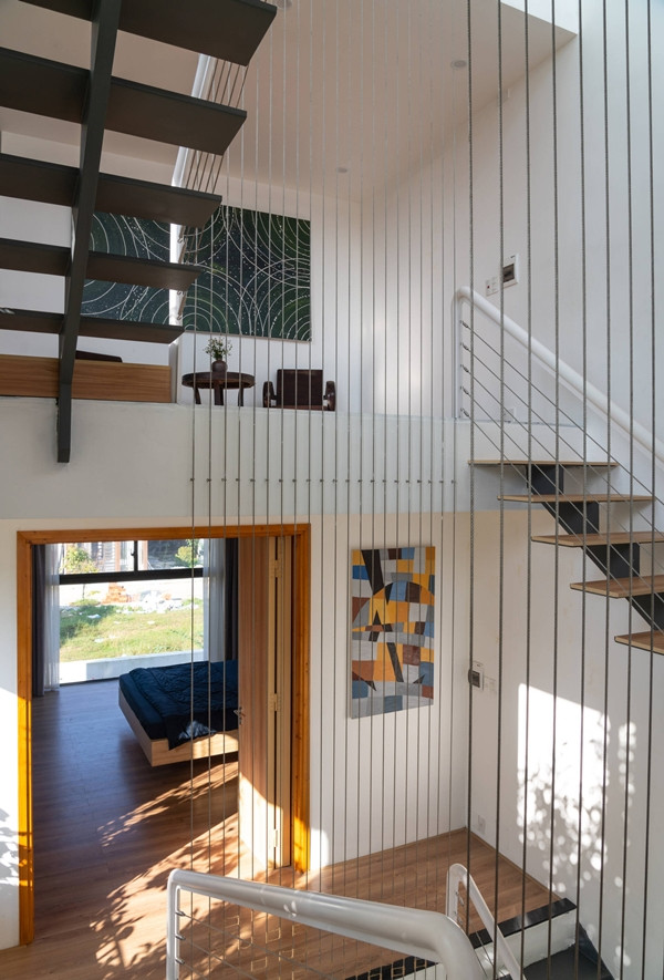 Các không gian bố trí lệch nhau, so le tạo sự chênh lệch áp suất giúp quá trình thông gió diễn ra dễ dàng, không khí được làm mới thường xuyên. Ảnh: Triệu Chiến