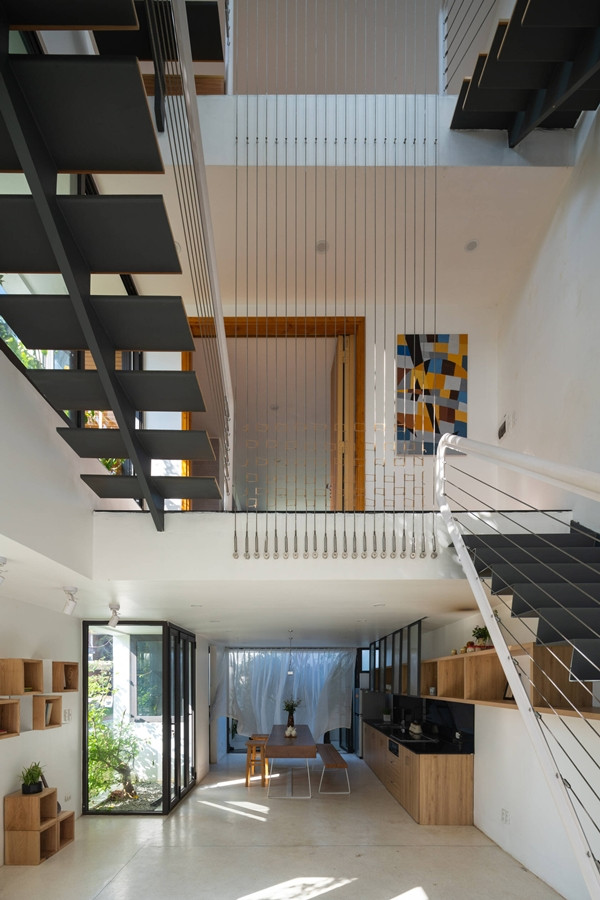 Gian bếp được hưởng gió trời từ các khoảng mở. Ảnh: Triệu Chiến