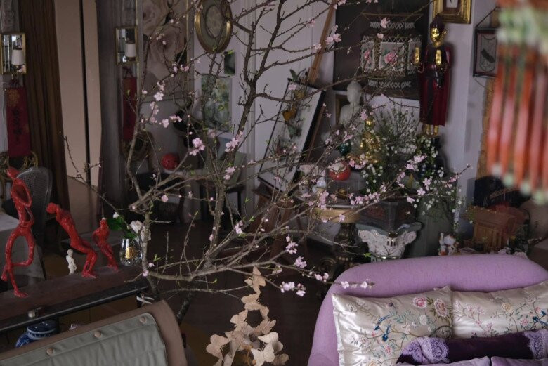 Cành đào lớn đặt ngay trung tâm phòng khách, điểm xuyết những bông hoa hồng phớt tinh khôi, mang đậm không khí Tết. Ảnh: FB Lý Quí Khánh