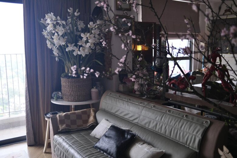 Lý Quí Khánh rất thích trưng hoa đào trong nhà mỗi dịp Tết. Ảnh: FB Lý Quí Khánh