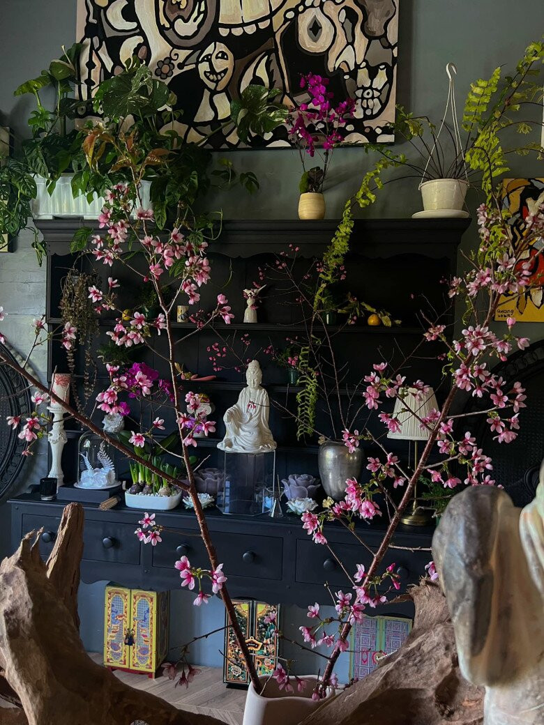 Căn phòng mang đậm dấu ấn cá nhân của NTK Lý Quí Khánh với bức tranh trừu tượng lớn, kệ tủ gỗ cổ điển và nhiều món đồ trang trí tinh tế. Ảnh: FB Lý Quí Khánh