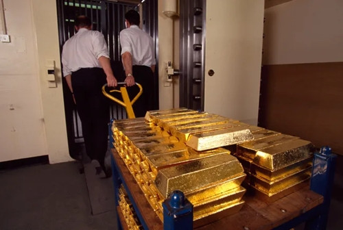 Nguyên nhân chính là do những đe dọa áp thuế của Tổng thống Donald Trump khiến giá vàng tại Mỹ cao hơn các khu vực khác, thúc đẩy các nhà đầu tư vận chuyển vàng từ Anh sang Mỹ để kiếm lợi nhuận. Ảnh: Arabian Gulf