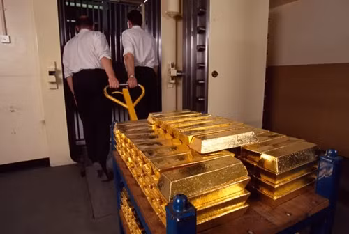 Nguyên nhân chính là do những đe dọa áp thuế của Tổng thống Donald Trump khiến giá vàng tại Mỹ cao hơn các khu vực khác, thúc đẩy các nhà đầu tư vận chuyển vàng từ Anh sang Mỹ để kiếm lợi nhuận. Ảnh: Arabian Gulf