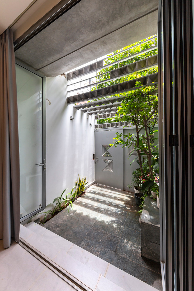 Sân nhỏ giúp ngôi nhà thêm thoáng đãng. Ảnh: Thiết Vũ