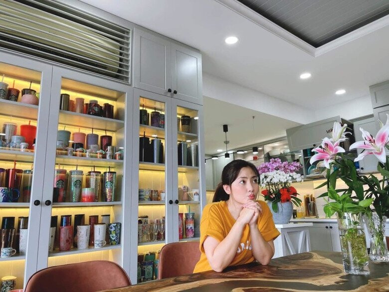 Trong nhà có chiếc tủ trưng bày bộ sưu tập ly độc đáo của Ngọc Lan. Ảnh: FB Ngọc Lan Nguyễn