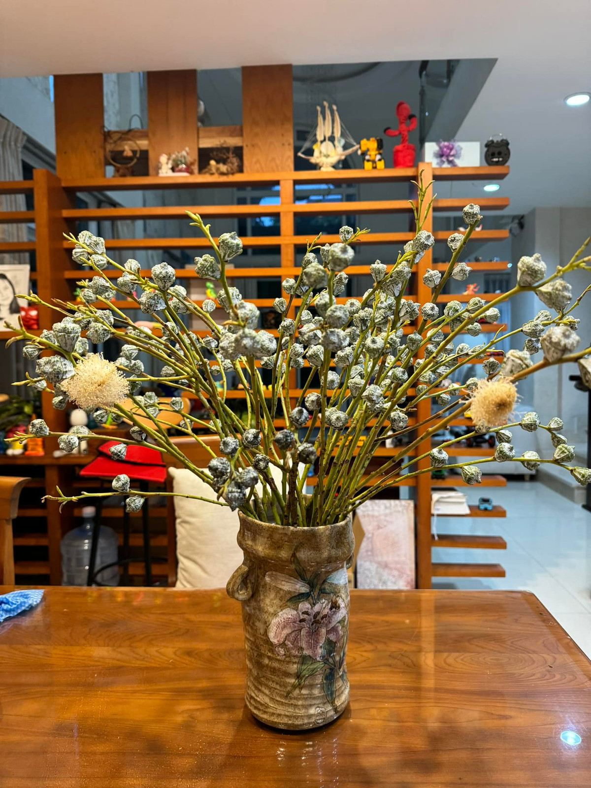 Ngọc Lan tự tay cắm hoa trang trí cho không gian sống thêm sinh động.Ảnh: FB Ngọc Lan Nguyễn