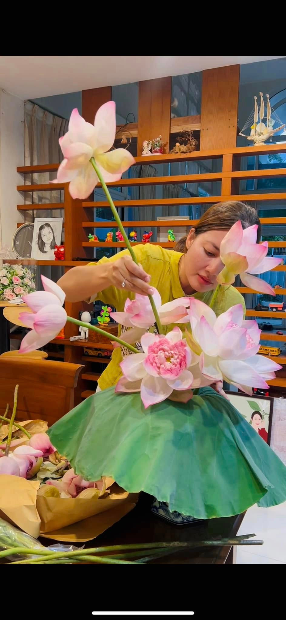 Căn nhà của Ngọc Lan cũng được tô điểm bởi những bình hoa tươi xinh xắn. Ảnh: FB Ngọc Lan Nguyễn