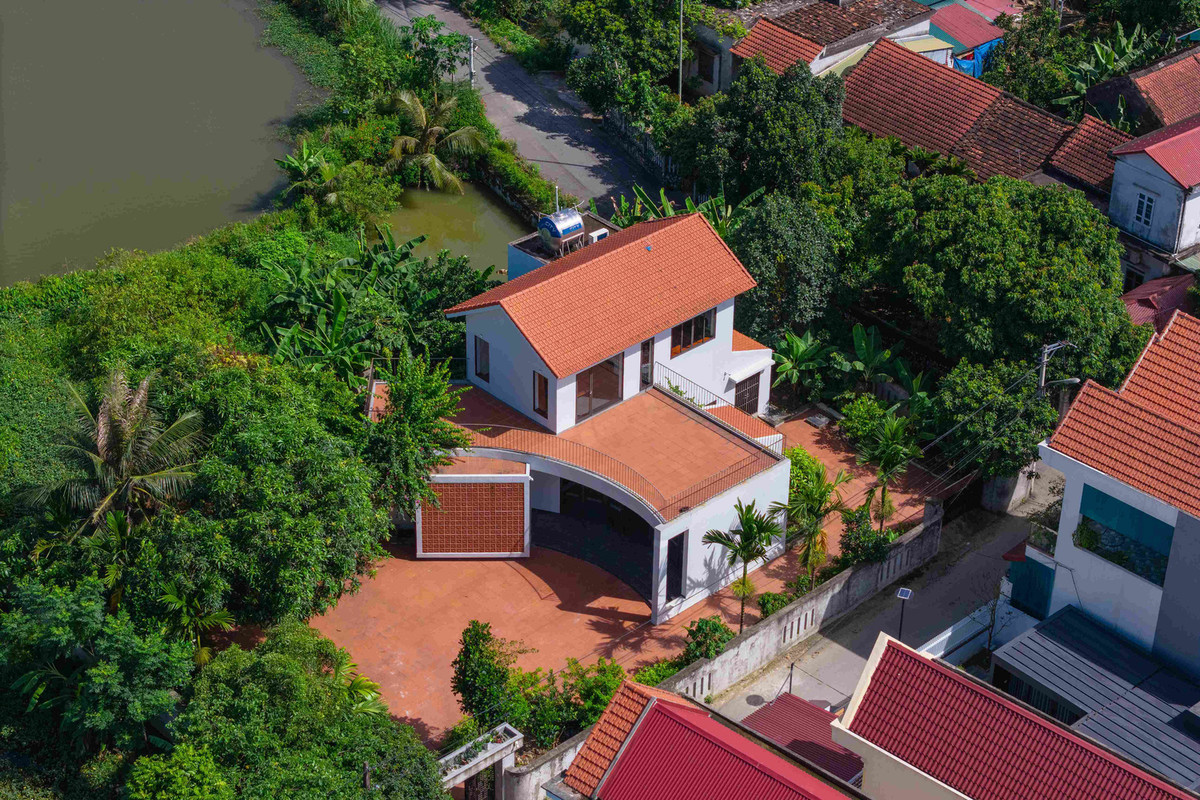 Hướng tiếp cận của thiết kế là làm mới các không gian công cộng trong nhà nông thôn truyền thống như khoảng sân, vườn, hiên để tăng cường sự kết nối trong gia đình. Ảnh: Triệu Chiến