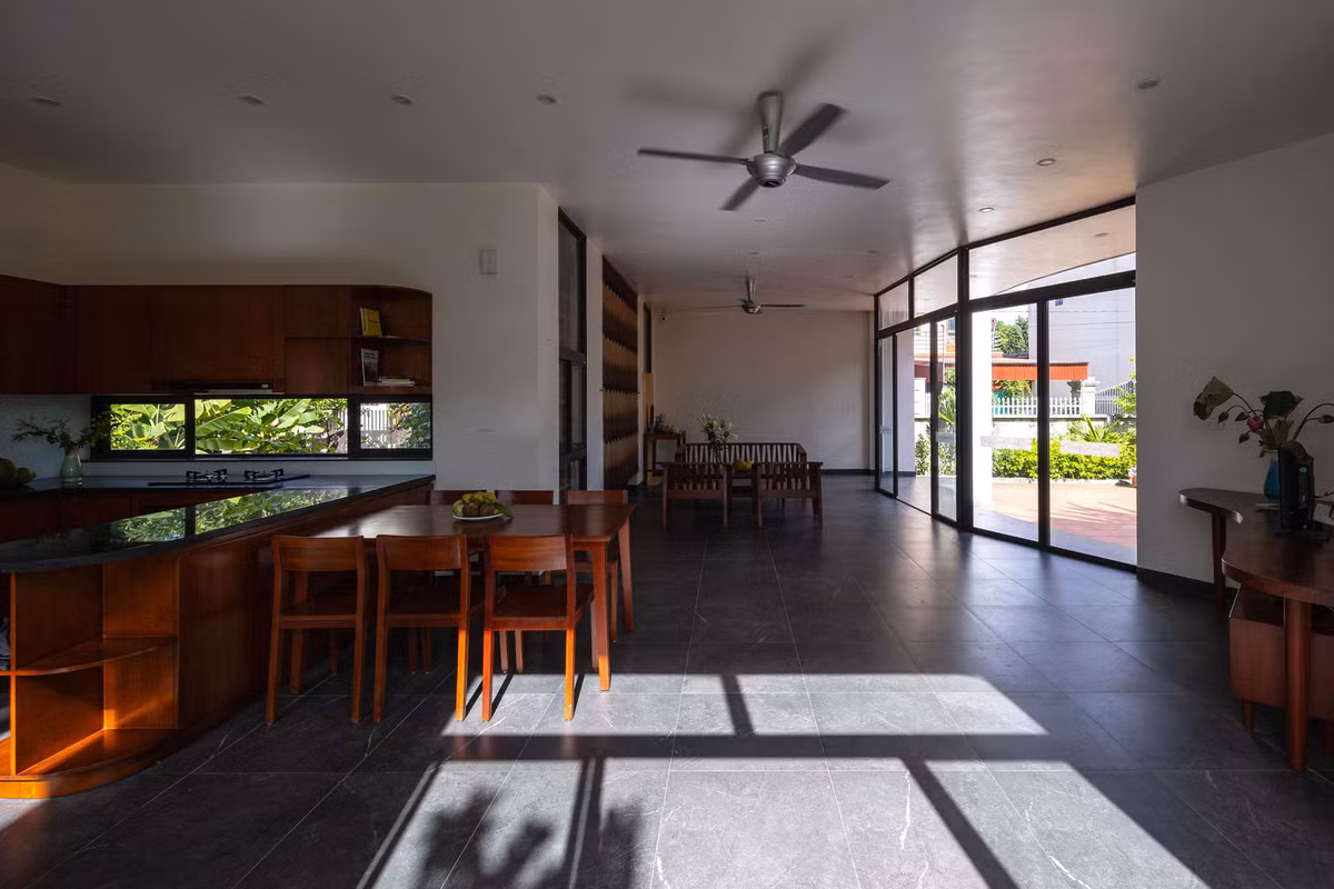 Cánh cửa kết nối với các khu vườn giúp điều hòa khí hậu theo mùa. Ảnh: Triệu Chiến