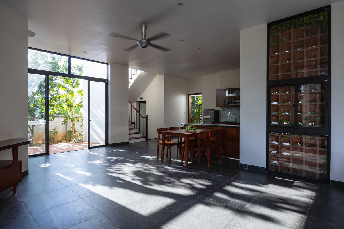 Cùng với đó là tối ưu hóa công năng cho các không gian riêng như phòng ngủ, khu bếp, các khu phụ cho phù hợp với phong cách sống hiện đại và đáp ứng được cho các sự kiện đông người. Ảnh: Triệu Chiến