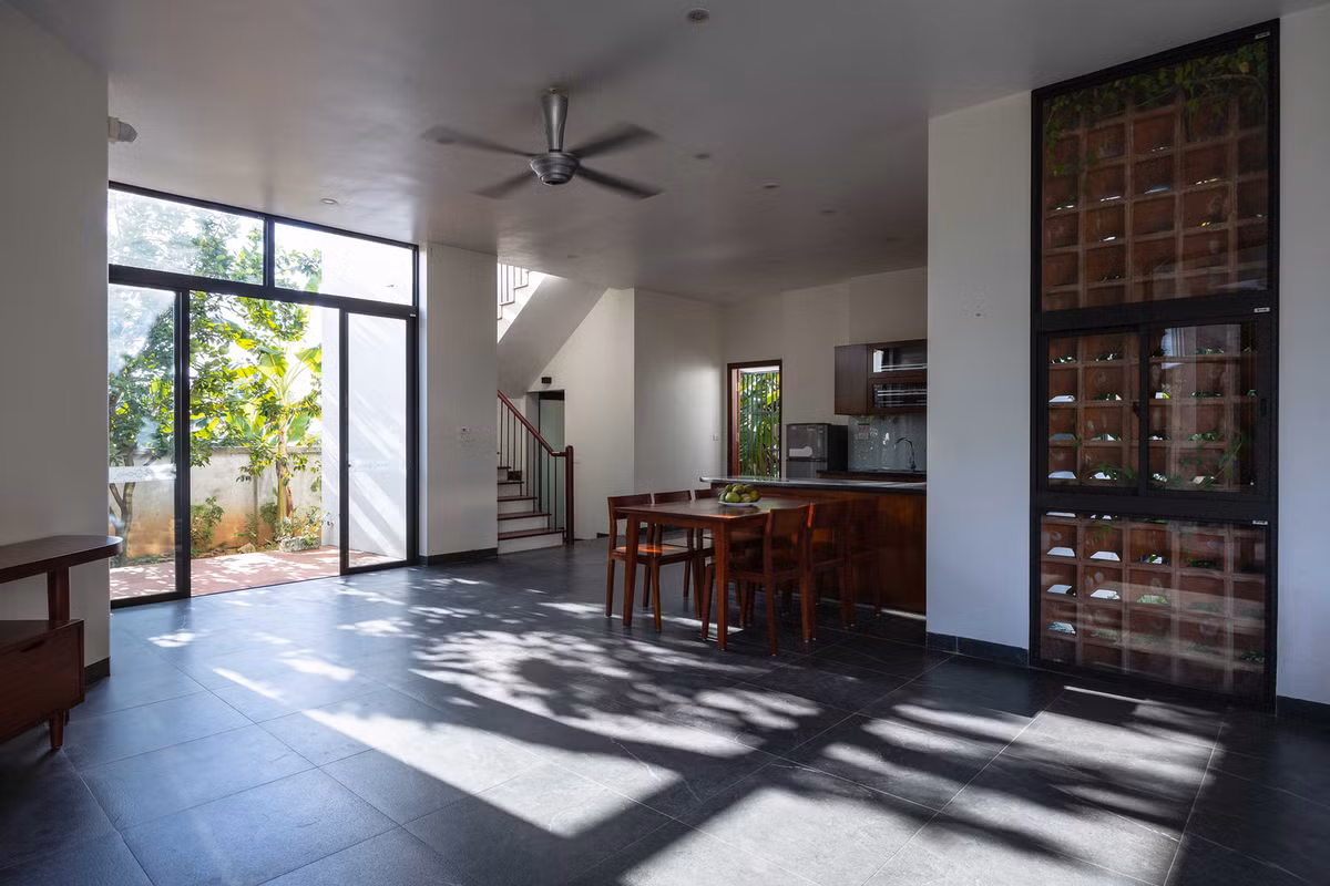 Cùng với đó là tối ưu hóa công năng cho các không gian riêng như phòng ngủ, khu bếp, các khu phụ cho phù hợp với phong cách sống hiện đại và đáp ứng được cho các sự kiện đông người. Ảnh: Triệu Chiến