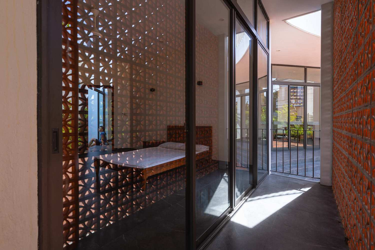 Phòng ngủ đơn giản nhưng vô cùng thông thoáng. Ảnh: Triệu Chiến