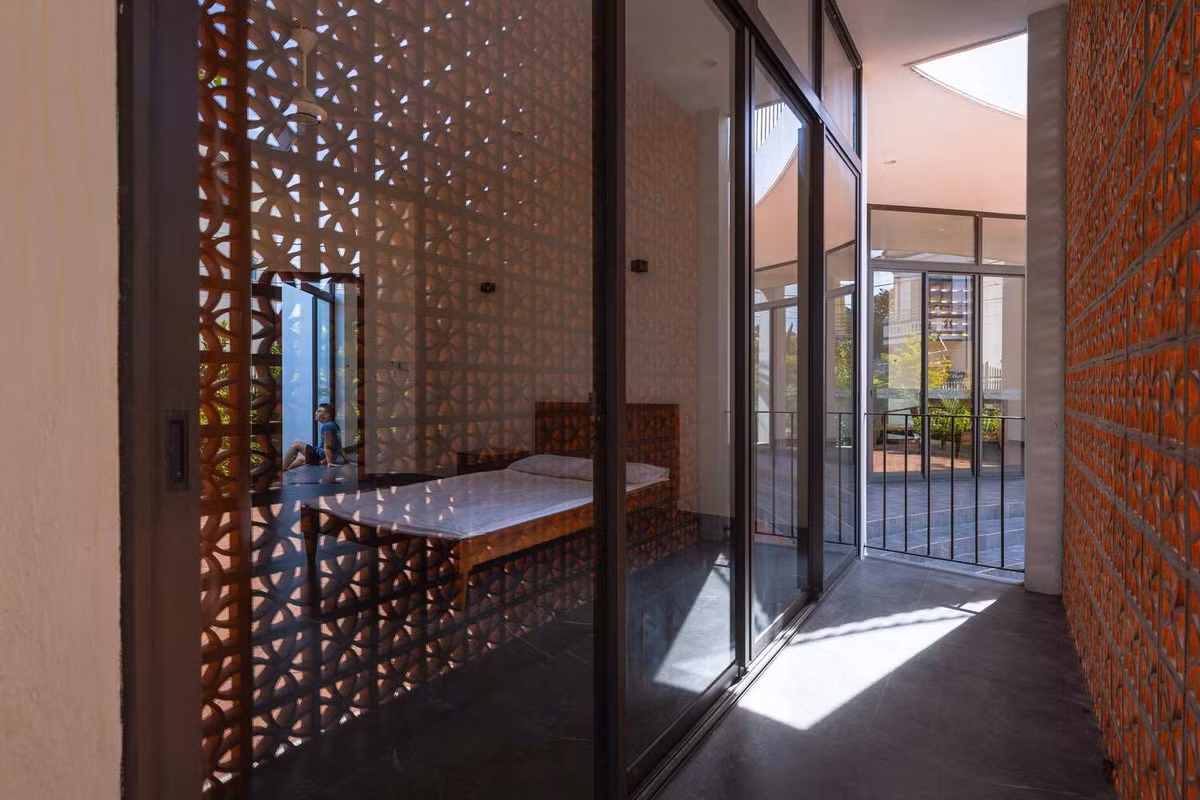 Phòng ngủ đơn giản nhưng vô cùng thông thoáng. Ảnh: Triệu Chiến