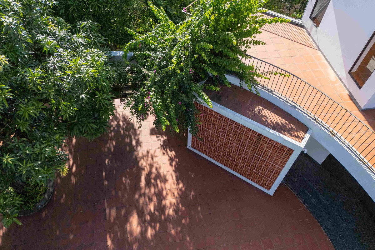 Những loài cây ăn quả có sẵn từ trước được bố trí lại nhằm tạo điểm nhấn cảnh quan cũng như bóng mát cho các không gian quanh nhà. Ảnh: Triệu Chiến