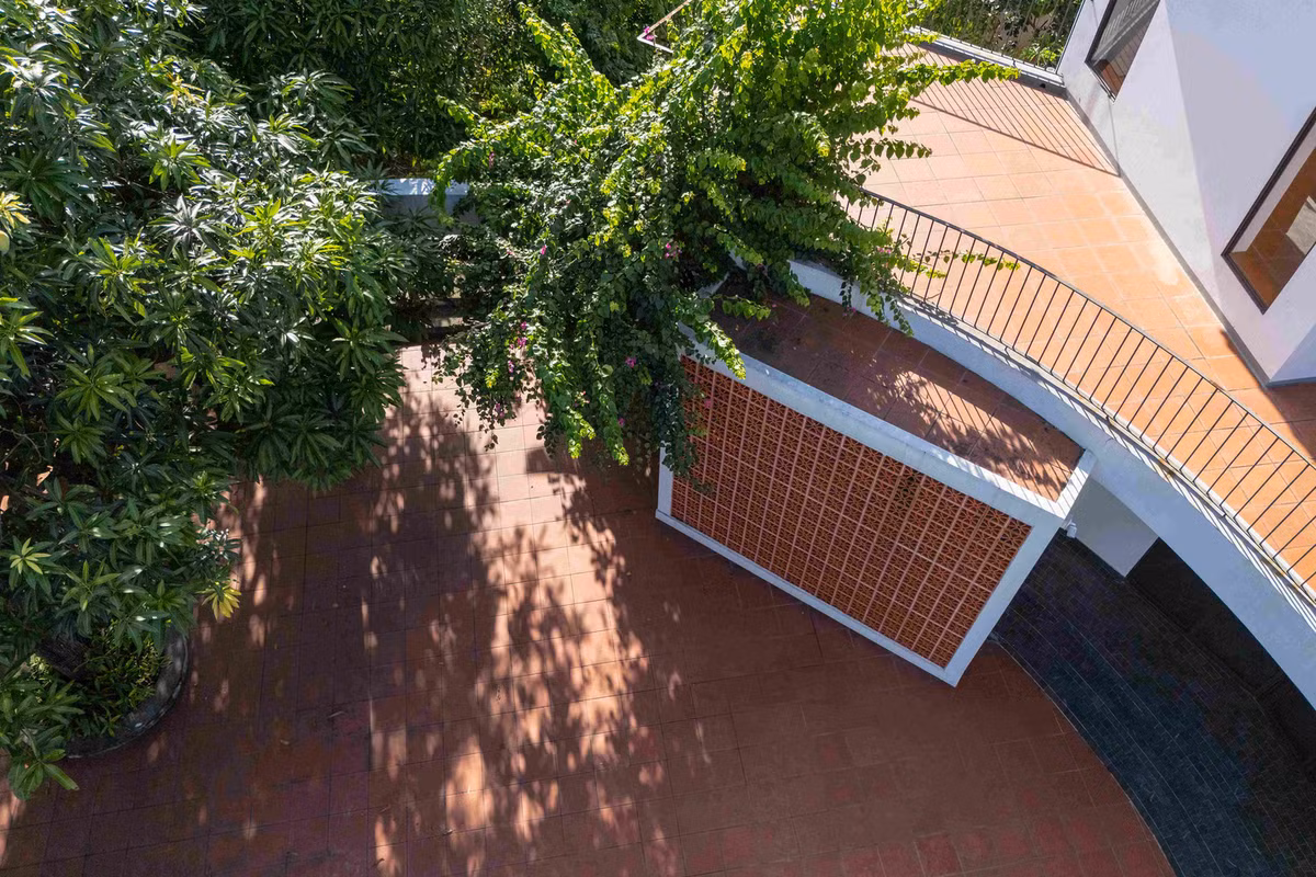 Những loài cây ăn quả có sẵn từ trước được bố trí lại nhằm tạo điểm nhấn cảnh quan cũng như bóng mát cho các không gian quanh nhà. Ảnh: Triệu Chiến