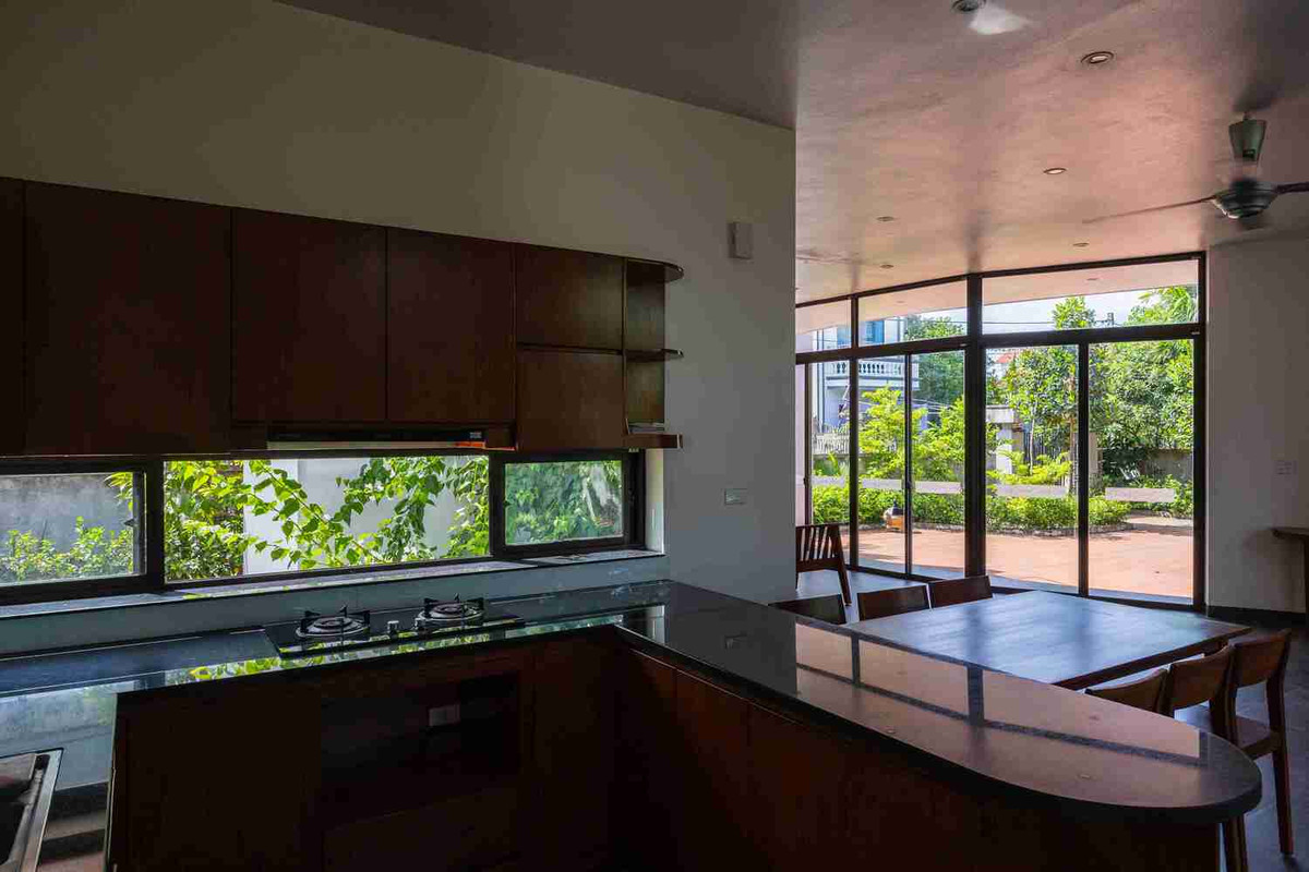 Nhà bếp có tầm nhìn mở thẳng ra vườn, tạo không gian vừa tiện nghi, vừa đậm chất thư giãn, gần gũi với thiên nhiên. Ảnh: Triệu Chiến