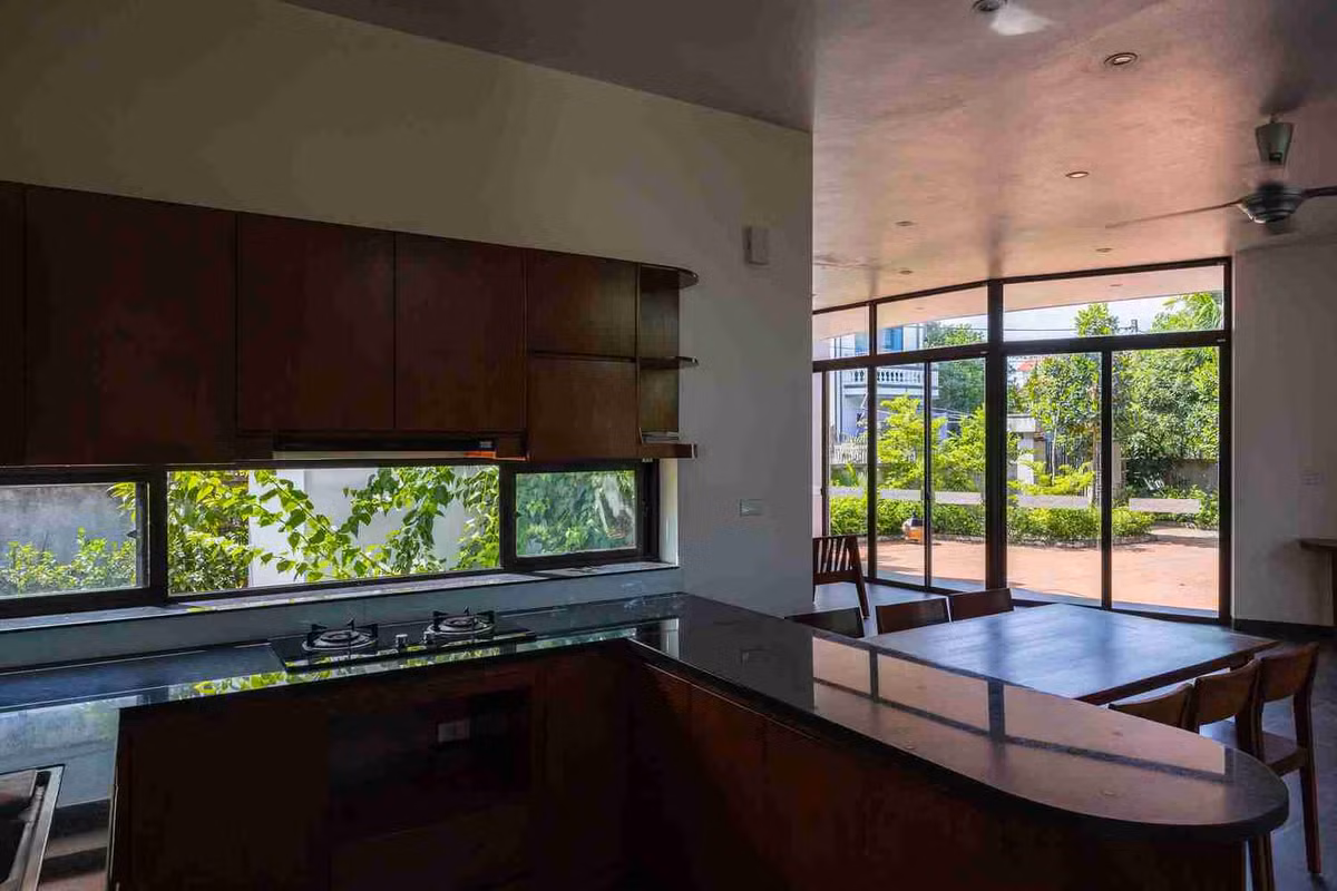 Nhà bếp có tầm nhìn mở thẳng ra vườn, tạo không gian vừa tiện nghi, vừa đậm chất thư giãn, gần gũi với thiên nhiên. Ảnh: Triệu Chiến