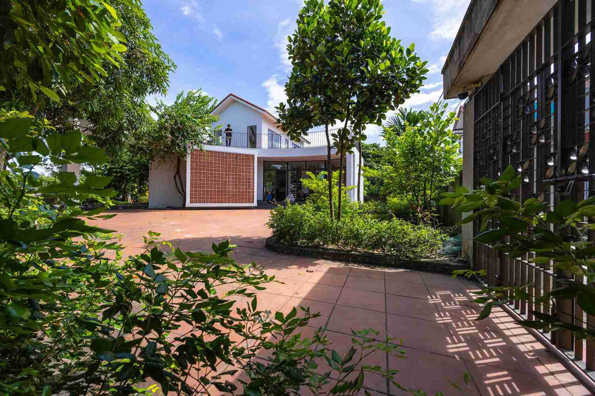 Điểm nổi bật của căn nhà là thiết kế tạo ra những khoảng không gian và tương quan giữa sân trước - sân sau, cũng như giữa các tầng trên và dưới. Ảnh: Triệu Chiến