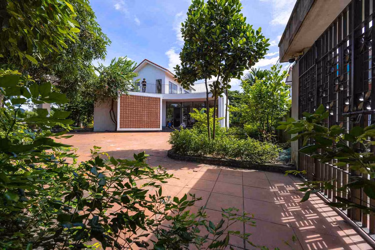 Điểm nổi bật của căn nhà là thiết kế tạo ra những khoảng không gian và tương quan giữa sân trước - sân sau, cũng như giữa các tầng trên và dưới. Ảnh: Triệu Chiến