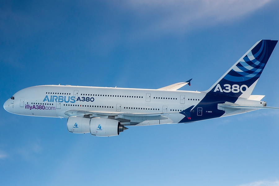 Airbus A380 của Hoàng tử Alwaleed Bin Talal al-Saud được cho là có giá trị khoảng 600 triệu USD. Hoàng tử Ả Rập đặt mua chiếc máy bay này vào năm 2007, nhưng đã bán nó cho một tỷ phú ẩn danh với giá 400 triệu USD để lấy tiền đầu tư. Chủ sở hữu mới đã rót thêm 200 triệu USD để có nội thất xa hoa hơn. Ảnh: Boeing