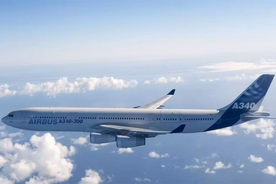 Tỷ phú giàu nhất nước Nga, Alisher Usmanov, đã trả 238 triệu USD cho chiếc Airbus A340-300. Các chuyên gia ước tính rằng ông đã chi thêm 362 triệu USD để làm mới nội thất. Ảnh: Airbus