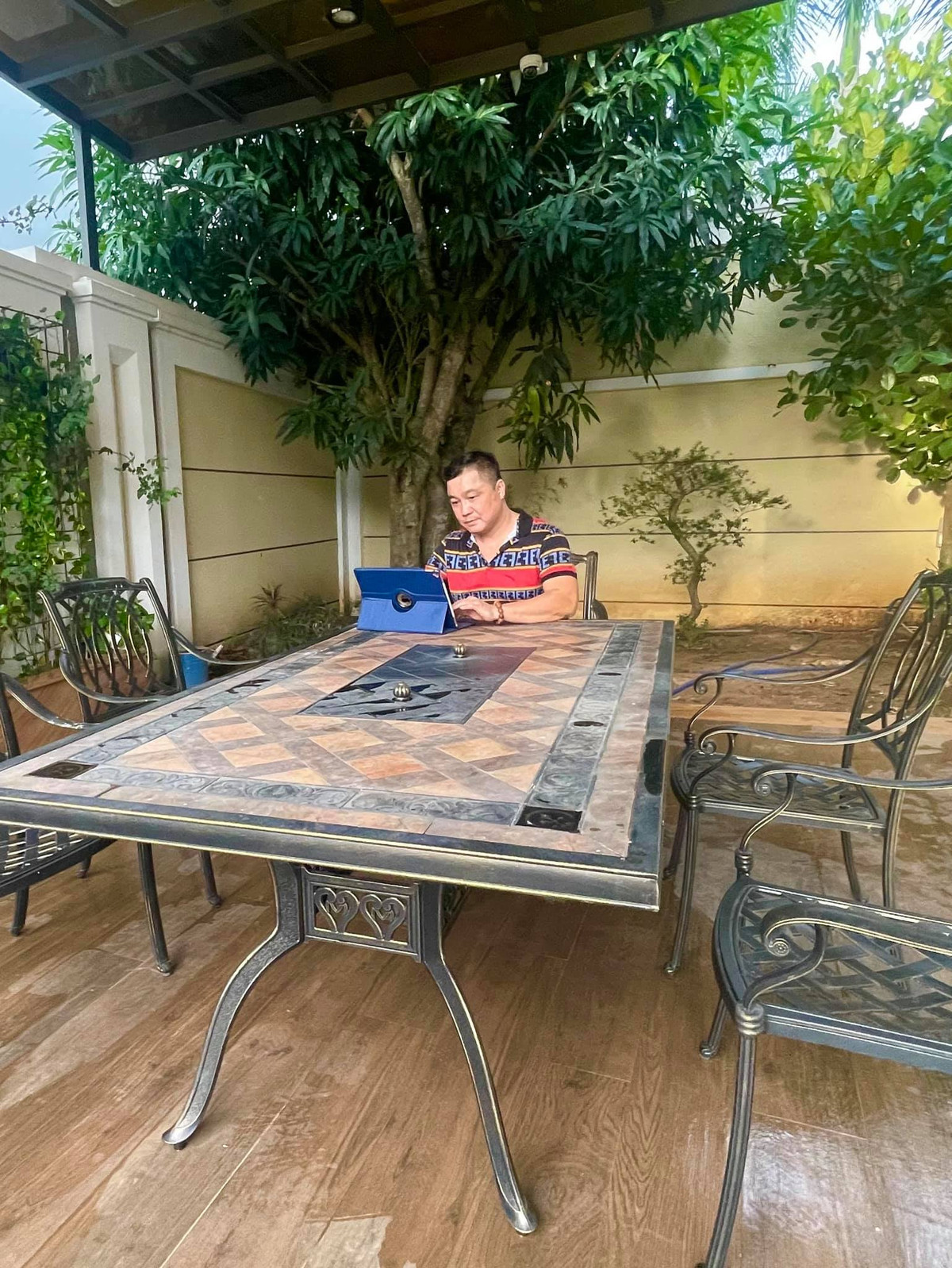 Góc làm việc thoáng mát ngoài sân vườn. Ảnh: FB Lý Hùng