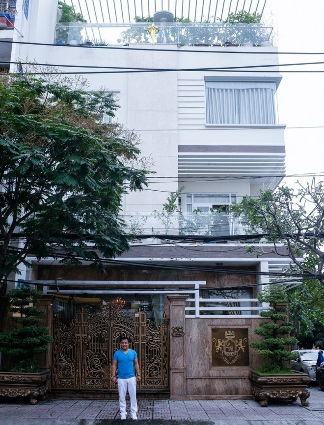 "Ông hoàng màn bạc" lừng lẫy một thời sở hữu khối tài sản "khủng", là niềm mơ ước của nhiều người. Lý Hùng đang sống trong căn biệt thự mặt rộng 700m2 ở Quận Tân Bình (TP HCM). Ảnh: Giadinhxahoi