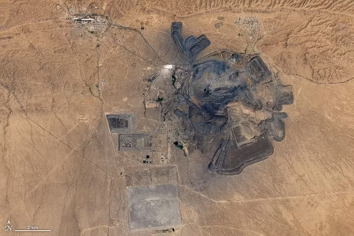 Mỏ vàng Muruntau đang được khai thác bởi Tổ hợp khai thác và luyện kim Navoi, đóng góp một lượng lớn vàng cho nền kinh tế Uzbekistan. Ảnh: NASA Earth