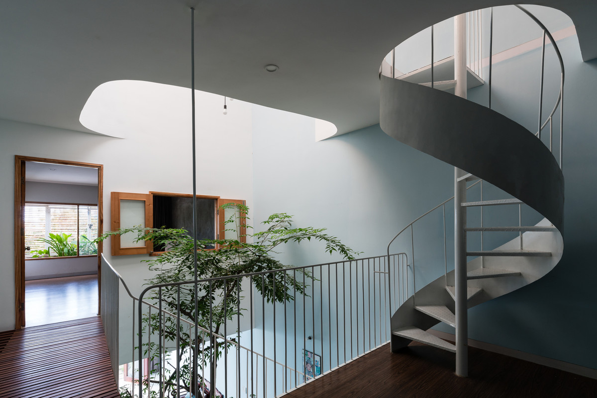 Giếng trời được lợp mái lấy sáng giúp ngôi nhà luôn tràn ngập ánh sáng tự nhiên. Ảnh: Quang Đàm