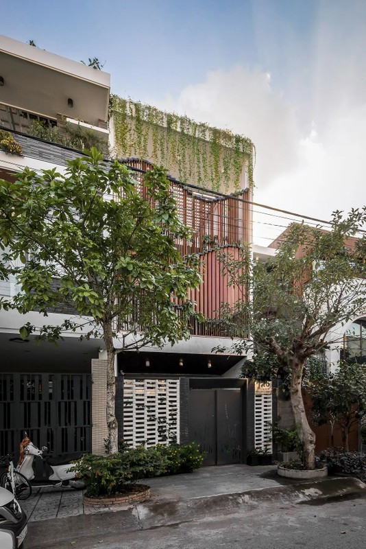 Tọa lạc tại TP Cần Thơ, ngôi nhà gây ấn tượng với thiết kế khác biệt. Mặt tiền được bố trí hệ thống khung nhôm vân gỗ lượn sóng và có thể thay đổi hình dạng. Ảnh: Architizer