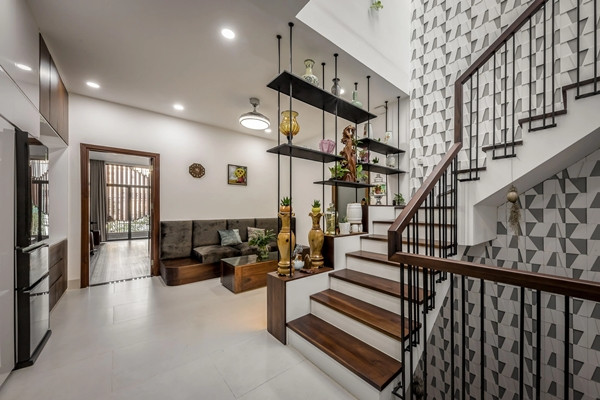 Lan can cầu thang biến thành vách ngăn trang trí. Ảnh: Architizer