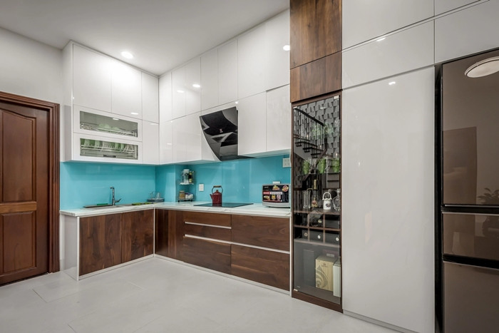 Khu vực sảnh cầu thang được sử dụng làm không gian bếp, tiết kiệm diện tích. Ảnh: Architizer