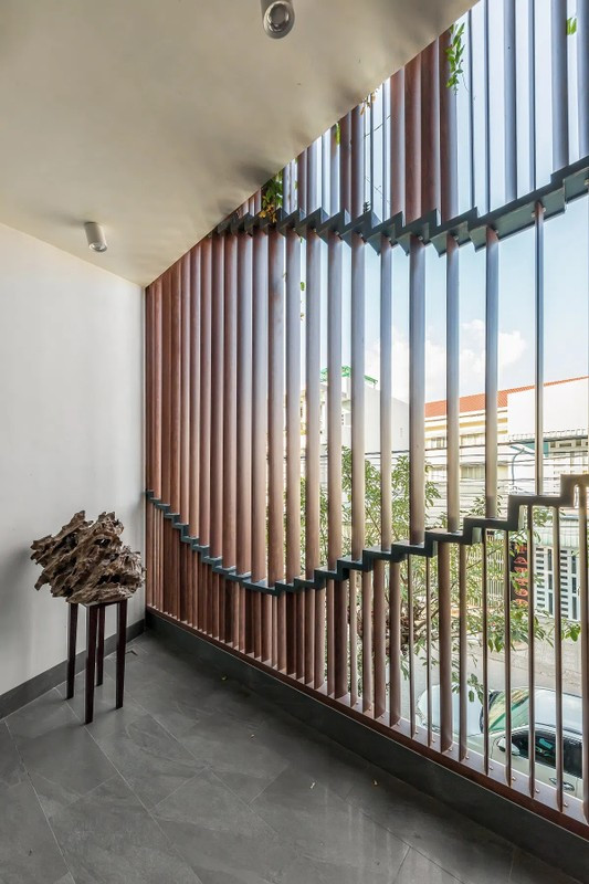 Khi trời mưa, gió lớn hệ thống mặt tiền có thể đóng kín hoàn toàn. Ảnh: Architizer