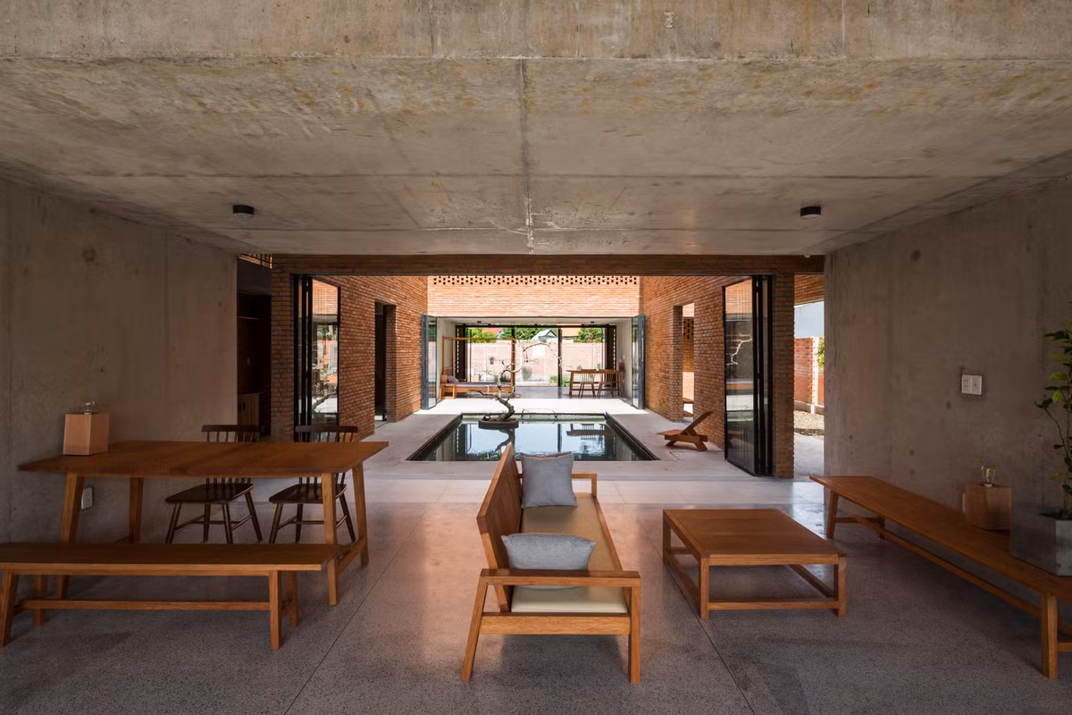 Phòng sinh hoạt chung được đưa về chính giữa, thông suốt và thoáng đãng. Ảnh: Hiroyuki Oki