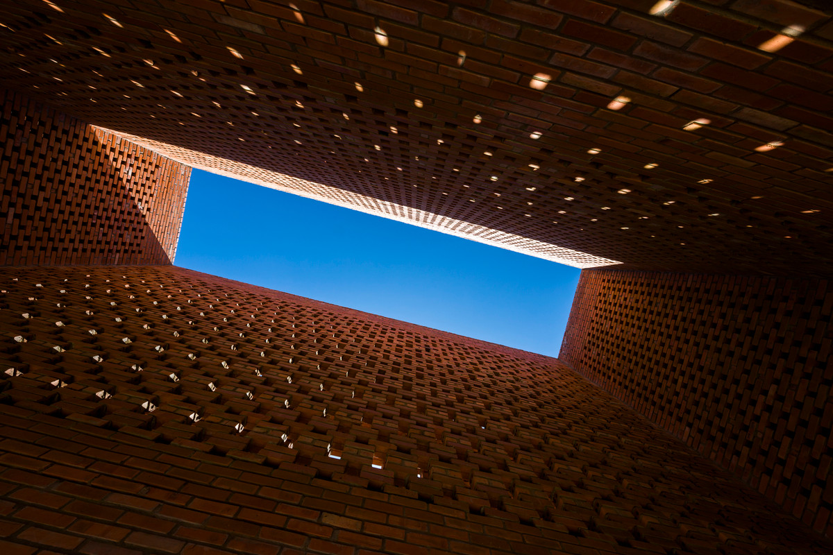 Những khoảng tường xây bằng cách đặt gạch le ở tầng lầu là cách đối phó với ngôi nhà được xây dựng ở vùng nhiều nắng, mưa nhiều đồng thời tạo ra hiệu ứng ánh sáng đẹp mắt. Ảnh: Hiroyuki Oki