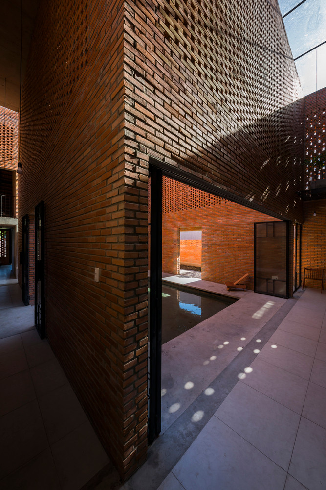 Nhờ những mảng tường thông gió, khi mặt trời lên, mỗi căn phòng sẽ ngập tràn ánh sáng mà không cần sự hỗ trợ của đèn điện. Ảnh: Hiroyuki Oki