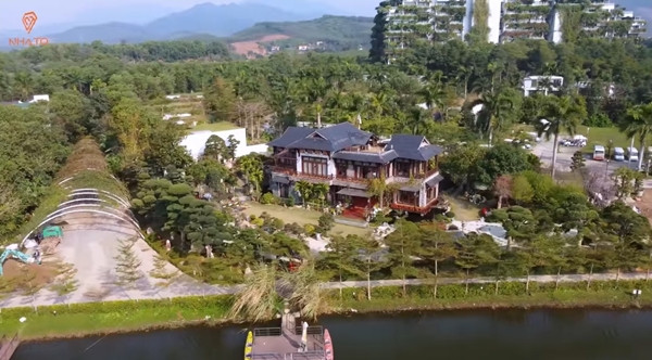 Trong khuôn viên sân vườn, mỗi cây cổ thụ như thông, tùng la hán...đều được gia chủ đặt tên và có ý nghĩa riêng như cây vua, cây hoàng hậu...Ảnh chụp màn hình NhaTo