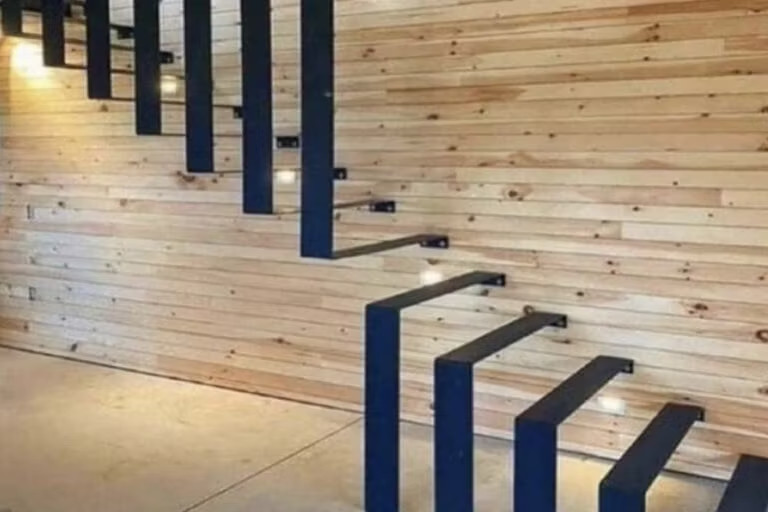 Cầu thang nổi khiến người dùng có nguy cơ bị ngã bất cứ lúc nào, nhất là với người già và trẻ em. Ảnh: Livspace