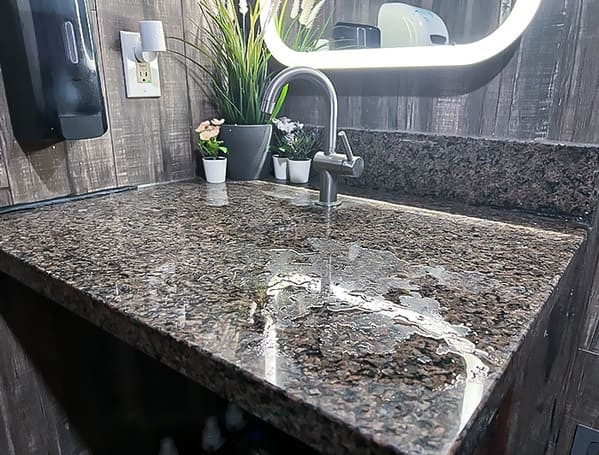 Vòi nước nhưng lại không được thiết kế rãnh thoát nước. Ảnh: Pleated-jeans