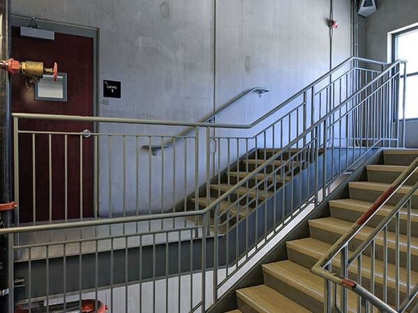 Phải đi lên cầu thang, rồi vòng xuống cầu thang chỉ để đến cửa. Ảnh: Pleated-jeans