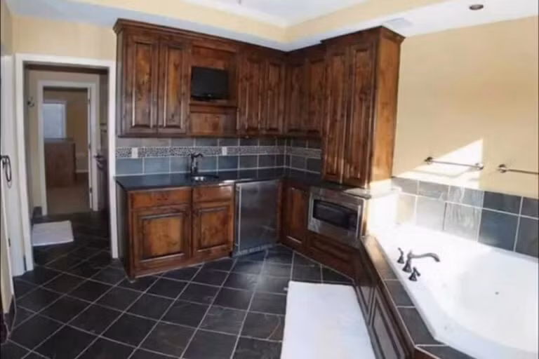 Phòng tắm kiêm nhà bếp? Ảnh: Livspace