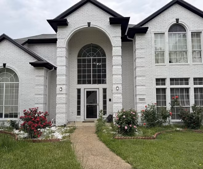 Mặt tiền căn biệt thự là tường gạch sơn trắng, cửa chính cao rộng, tạo cảm giác bề thế nhưng vẫn gần gũi. Ảnh: FB Dan Truong Pham